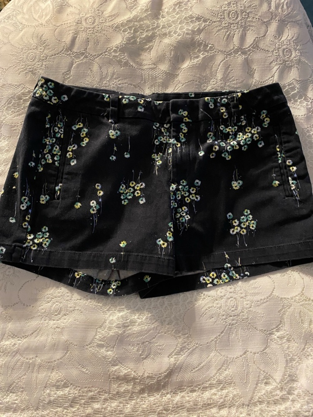 a.n.a Women's Black Floral Twill Shorts Waist Loop Detail-Zippered Closure Sz 10